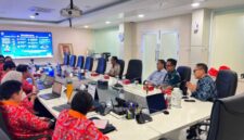Wakil Ketua DPRD PALI, Firdaus Hasbullah, S.H., M.H. (kanan depan), saat diskusi intensif dalam kunjungan kerja ke kantor pusat Perumda Air Minum Jaya (PAM Jaya) di Jakarta, Kamis (4/6/2026). Pertemuan strategis ini menghasilkan 3 formula jitu berbasis digitalisasi, sistem DMA, dan subsidi silang guna merombak total pelayanan PDAM Tirta PALI Anugerah sekaligus menekan angka kebocoran air yang masih tinggi di Kabupaten PALI. (Foto: Dok/FH)