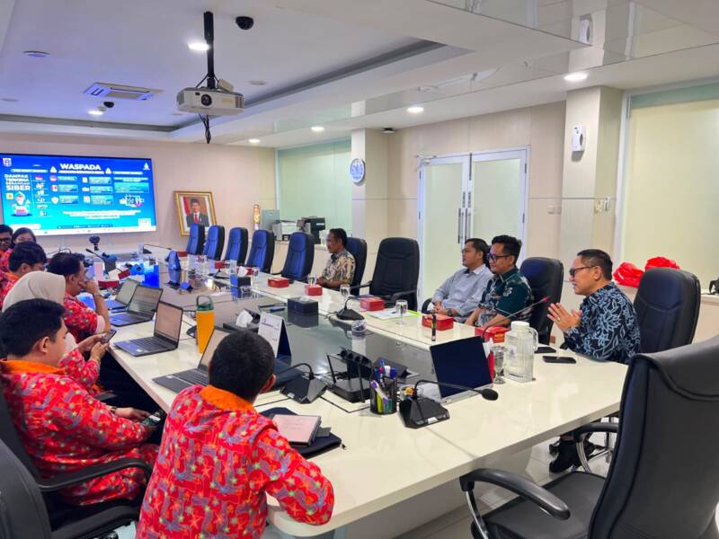 Wakil Ketua DPRD PALI, Firdaus Hasbullah, S.H., M.H. (kanan depan), saat diskusi intensif dalam kunjungan kerja ke kantor pusat Perumda Air Minum Jaya (PAM Jaya) di Jakarta, Kamis (4/6/2026). Pertemuan strategis ini menghasilkan 3 formula jitu berbasis digitalisasi, sistem DMA, dan subsidi silang guna merombak total pelayanan PDAM Tirta PALI Anugerah sekaligus menekan angka kebocoran air yang masih tinggi di Kabupaten PALI. (Foto: Dok/FH)