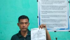 Korban penganiayaan, Teddy Eka Saputra, menunjukkan Surat Tanda Terima Laporan Polisi (STTLP) saat menyambangi Kantor Redaksi Tintamerah.co. Korban mendesak Polres PALI segera menangkap pelaku H alias Jawe setelah proses mediasi di Unit Pidum berakhir buntu. (Foto: Dok/tintamerah.co)