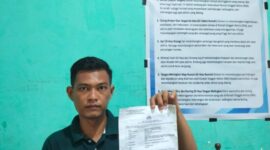 Korban penganiayaan, Teddy Eka Saputra, menunjukkan Surat Tanda Terima Laporan Polisi (STTLP) saat menyambangi Kantor Redaksi Tintamerah.co. Korban mendesak Polres PALI segera menangkap pelaku H alias Jawe setelah proses mediasi di Unit Pidum berakhir buntu. (Foto: Dok/tintamerah.co)