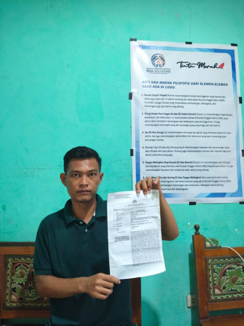 Korban penganiayaan, Teddy Eka Saputra, menunjukkan Surat Tanda Terima Laporan Polisi (STTLP) saat menyambangi Kantor Redaksi Tintamerah.co. Korban mendesak Polres PALI segera menangkap pelaku H alias Jawe setelah proses mediasi di Unit Pidum berakhir buntu. (Foto: Dok/tintamerah.co)