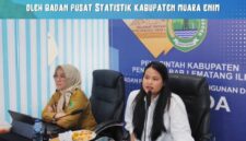 Kepala Bappeda PALI Hj. Rina Anggraini, ST., MT (kiri) saat memimpin jalannya Rapat Paparan Akhir Analisis Kemiskinan Kabupaten PALI. Di tahun anggaran 2026, Bappeda PALI secara tegas mengalokasikan porsi perencanaan terbesar hingga 34,9 persen APBD guna mempercepat penurunan angka kemiskinan dan stunting di bumi Serepat Serasan. (Foto: Dok/Bappeda PALI)