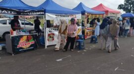 Sejumlah warga dan pelaku Usaha Mikro, Kecil, dan Menengah (UMKM) memadati area pasar kaget Sunday Morning di Lapangan Sanggar Pramuka Gelora November Pertamina Pendopo, Talang Ubi, PALI, Minggu (7/6/2026). Di tengah semangat menjemput rezeki, para pedagang mengeluhkan hantaman ganda berupa kelangkaan ekstrem dan lonjakan harga Elpiji 3 kg yang menembus Rp30.000 hingga Rp35.000 per tabung, jauh melampaui HET resmi pemerintah sebesar Rp16.000. Para pelaku usaha mendesak Pemerintah Daerah dan Aparat Penegak Hukum (APH) melakukan sidak nyata serta menindak tegas agen-agen nakal yang melakukan manipulasi distribusi gas subsidi di wilayah Kabupaten PALI. (Foto: Dok/tintamerah.co)