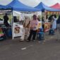 Sejumlah warga dan pelaku Usaha Mikro, Kecil, dan Menengah (UMKM) memadati area pasar kaget Sunday Morning di Lapangan Sanggar Pramuka Gelora November Pertamina Pendopo, Talang Ubi, PALI, Minggu (7/6/2026). Di tengah semangat menjemput rezeki, para pedagang mengeluhkan hantaman ganda berupa kelangkaan ekstrem dan lonjakan harga Elpiji 3 kg yang menembus Rp30.000 hingga Rp35.000 per tabung, jauh melampaui HET resmi pemerintah sebesar Rp16.000. Para pelaku usaha mendesak Pemerintah Daerah dan Aparat Penegak Hukum (APH) melakukan sidak nyata serta menindak tegas agen-agen nakal yang melakukan manipulasi distribusi gas subsidi di wilayah Kabupaten PALI. (Foto: Dok/tintamerah.co)