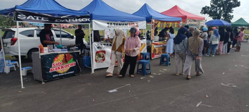 Sejumlah warga dan pelaku Usaha Mikro, Kecil, dan Menengah (UMKM) memadati area pasar kaget Sunday Morning di Lapangan Sanggar Pramuka Gelora November Pertamina Pendopo, Talang Ubi, PALI, Minggu (7/6/2026). Di tengah semangat menjemput rezeki, para pedagang mengeluhkan hantaman ganda berupa kelangkaan ekstrem dan lonjakan harga Elpiji 3 kg yang menembus Rp30.000 hingga Rp35.000 per tabung, jauh melampaui HET resmi pemerintah sebesar Rp16.000. Para pelaku usaha mendesak Pemerintah Daerah dan Aparat Penegak Hukum (APH) melakukan sidak nyata serta menindak tegas agen-agen nakal yang melakukan manipulasi distribusi gas subsidi di wilayah Kabupaten PALI. (Foto: Dok/tintamerah.co)