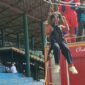 UJI NYALI DAN MENTAL TANGGUH: Salah seorang anak dengan penuh keceriaan mencoba wahana Flying Fox gratis yang digelar oleh Dinas Pemadam Kebakaran dan Penyelamatan (Damkar) PALI di Lapangan Tribun Gelora November Pertamina Pendopo, Talang Ubi, Minggu (7/6/2026). Wahana edukasi adrenalin ini dipadati ratusan warga pada momen Sunday Morning dengan pengawasan ketat personel Damkar demi menjamin 