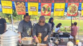 Pelaku UMKM Dimsum dan Takoyaki, Putri Febi Anggraini (tengah berhijab), saat melayani pembeli dalam kegiatan Sunday Morning di Lapangan Sanggar Pramuka Gelora November Pertamina Pendopo, PALI, Minggu (7/6/2026). Para pedagang kecil di PALI mendesak Pemkab dan Aparat Penegak Hukum segera melakukan sidak serta menindak tegas pangkalan nakal menyusul harga elpiji 3 kg yang langka dan melambung tinggi hingga Rp35 ribu - Rp40 ribu per tabung. (Foto: Dok/tintamerah.co)