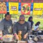 Pelaku UMKM Dimsum dan Takoyaki, Putri Febi Anggraini (tengah berhijab), saat melayani pembeli dalam kegiatan Sunday Morning di Lapangan Sanggar Pramuka Gelora November Pertamina Pendopo, PALI, Minggu (7/6/2026). Para pedagang kecil di PALI mendesak Pemkab dan Aparat Penegak Hukum segera melakukan sidak serta menindak tegas pangkalan nakal menyusul harga elpiji 3 kg yang langka dan melambung tinggi hingga Rp35 ribu - Rp40 ribu per tabung. (Foto: Dok/tintamerah.co)
