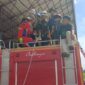 Petugas Damkar PALI dengan sigap memasang tali pengaman (harness) pada anak-anak warga di atas mobil rescue 