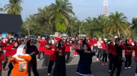 Ratusan lansia dan masyarakat dalam agenda Sunday Morning sehat di Lapangan Sanggar Pramuka Gelora November Pertamina Pendopo, Talang Ubi, PALI, Minggu (7/6/2026). Instruktur senam LLI PALI, Lina Friantini, menyebut aktivitas yang konsisten berjalan swadaya lebih dari lima tahun tanpa bantuan pemerintah ini menjadi motor penggerak kebugaran warga sekaligus penyokong utama keramaian ekonomi dan kuliner lokal agar tetap berputar di daerah sendiri. (Foto: Dok/tintamerah.co)