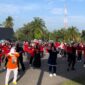 Ratusan lansia dan masyarakat dalam agenda Sunday Morning sehat di Lapangan Sanggar Pramuka Gelora November Pertamina Pendopo, Talang Ubi, PALI, Minggu (7/6/2026). Instruktur senam LLI PALI, Lina Friantini, menyebut aktivitas yang konsisten berjalan swadaya lebih dari lima tahun tanpa bantuan pemerintah ini menjadi motor penggerak kebugaran warga sekaligus penyokong utama keramaian ekonomi dan kuliner lokal agar tetap berputar di daerah sendiri. (Foto: Dok/tintamerah.co)