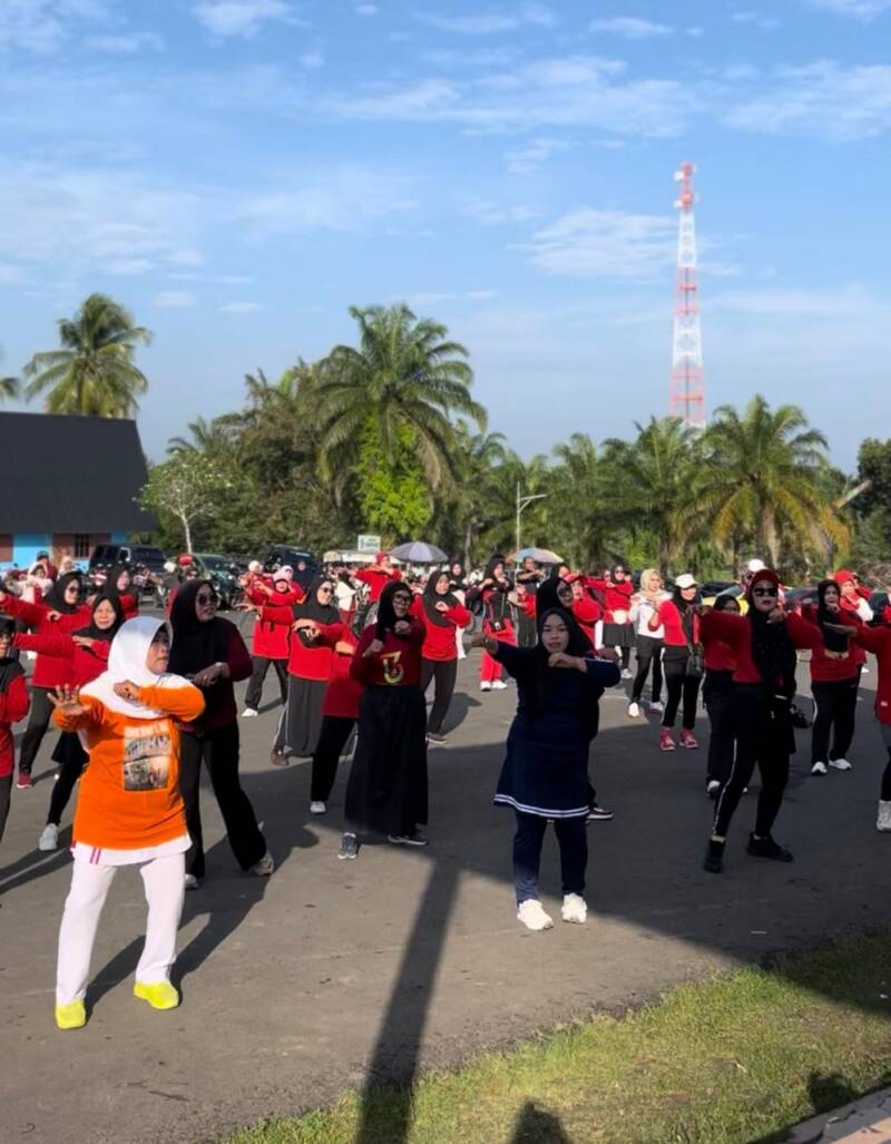 Ratusan lansia dan masyarakat dalam agenda Sunday Morning sehat di Lapangan Sanggar Pramuka Gelora November Pertamina Pendopo, Talang Ubi, PALI, Minggu (7/6/2026). Instruktur senam LLI PALI, Lina Friantini, menyebut aktivitas yang konsisten berjalan swadaya lebih dari lima tahun tanpa bantuan pemerintah ini menjadi motor penggerak kebugaran warga sekaligus penyokong utama keramaian ekonomi dan kuliner lokal agar tetap berputar di daerah sendiri. (Foto: Dok/tintamerah.co)