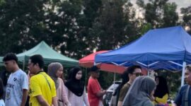 Sejumlah warga yang selesai melaksanakan aktivitas olahraga pagi menyempatkan diri berburu jajan dan kuliner tradisional di lapak UMKM Sunday Morning, Lapangan Sanggar Pramuka Gelora November Pertamina Pendopo, PALI, Minggu (7/6/2026). Perputaran ekonomi kreatif ini terus didorong pemerintah daerah melalui rencana standardisasi fasilitas dan subsidi listrik bagi pelaku usaha lokal. (Foto: Dok/Dinkop UKM PALI)