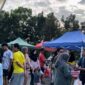 Sejumlah warga yang selesai melaksanakan aktivitas olahraga pagi menyempatkan diri berburu jajan dan kuliner tradisional di lapak UMKM Sunday Morning, Lapangan Sanggar Pramuka Gelora November Pertamina Pendopo, PALI, Minggu (7/6/2026). Perputaran ekonomi kreatif ini terus didorong pemerintah daerah melalui rencana standardisasi fasilitas dan subsidi listrik bagi pelaku usaha lokal. (Foto: Dok/Dinkop UKM PALI)