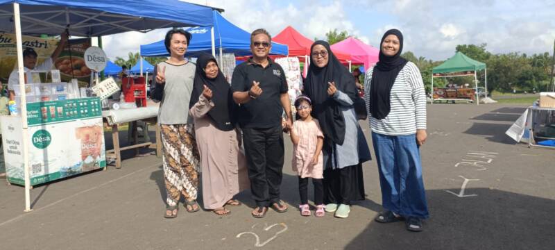 Kepala Dinas Koperasi dan UKM PALI, Rohman (tengah, kaos hitam), berfoto bersama pelaku UMKM Bubur Ayam Bandung, Santi Yulianti (baju abu-abu berhijab hitam memakai kacamata), di sela kegiatan Sunday Morning Lapangan Sanggar Pramuka Gelora November Pertamina Pendopo, Talang Ubi, PALI, Minggu (7/6/2026). (Foto: Dok/tintamerah.co)