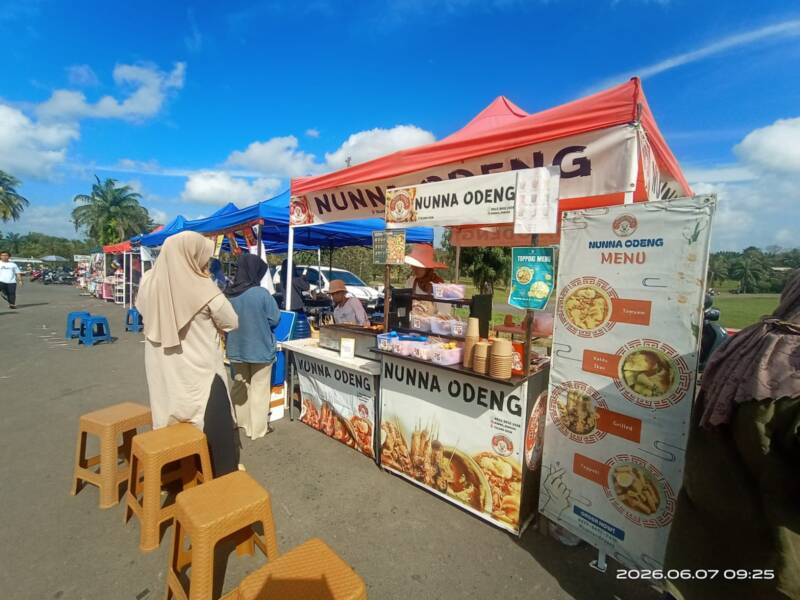 Deretan lapak UMKM kuliner kekinian dan tradisional berjejer rapi melayani pembeli dalam kegiatan Sunday Morning di Lapangan Sanggar Pramuka Gelora November Pertamina Pendopo, Talang Ubi, PALI, Minggu (7/6/2026). Gerakan ekonomi kreatif ini terus didorong oleh Pemkab PALI melalui Diskop UKM guna menjaga daya beli masyarakat dan memastikan roda perekonomian mikro tetap berputar di dalam daerah. (Foto: Dok/Dinkop UKM PALI)