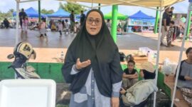Pelaku UMKM Bubur Ayam Bandung, Santi Yulianti, saat memberikan keterangan resmi dan konfirmasi kepada jurnalis tintamerah.co terkait keresahan kelangkaan serta meroketnya harga gas elpiji 3 kg bersubsidi di Lapangan Sanggar Pramuka Gelora November Pertamina Pendopo, Talang Ubi, PALI, Minggu (7/6/2026). Santi mendesak Pemkab PALI tidak tutup mata dan meminta APH segera menindak tegas oknum mafia gas yang mencekik ekonomi rakyat kecil.  (Foto: Dok/tintamerah.co)