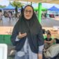 Pelaku UMKM Bubur Ayam Bandung, Santi Yulianti, saat memberikan keterangan resmi dan konfirmasi kepada jurnalis tintamerah.co terkait keresahan kelangkaan serta meroketnya harga gas elpiji 3 kg bersubsidi di Lapangan Sanggar Pramuka Gelora November Pertamina Pendopo, Talang Ubi, PALI, Minggu (7/6/2026). Santi mendesak Pemkab PALI tidak tutup mata dan meminta APH segera menindak tegas oknum mafia gas yang mencekik ekonomi rakyat kecil.  (Foto: Dok/tintamerah.co)