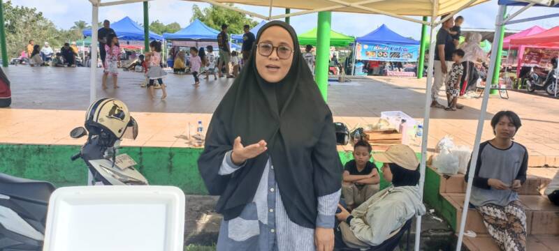 Pelaku UMKM Bubur Ayam Bandung, Santi Yulianti, saat memberikan keterangan resmi dan konfirmasi kepada jurnalis tintamerah.co terkait keresahan kelangkaan serta meroketnya harga gas elpiji 3 kg bersubsidi di Lapangan Sanggar Pramuka Gelora November Pertamina Pendopo, Talang Ubi, PALI, Minggu (7/6/2026). Santi mendesak Pemkab PALI tidak tutup mata dan meminta APH segera menindak tegas oknum mafia gas yang mencekik ekonomi rakyat kecil. (Foto: Dok/tintamerah.co)