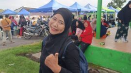 Instruktur senam LLI PALI, Lina Friantini, saat diwawancarai tintamerah.co di Lapangan Gelora November Pendopo, Minggu (7/6/2026). Lina menyentil pimpinan DPRD PALI dan Wakil Ketua DPRD Firdaus Hasbullah untuk hadir langsung di tengah konstituen guna melihat realita kemandirian senam lansia yang telah berjalan lima tahun tanpa sentuhan pemerintah.  (Foto: Dok/tintamerah.co)