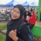 Instruktur senam LLI PALI, Lina Friantini, saat diwawancarai tintamerah.co di Lapangan Gelora November Pendopo, Minggu (7/6/2026). Lina menyentil pimpinan DPRD PALI dan Wakil Ketua DPRD Firdaus Hasbullah untuk hadir langsung di tengah konstituen guna melihat realita kemandirian senam lansia yang telah berjalan lima tahun tanpa sentuhan pemerintah.  (Foto: Dok/tintamerah.co)