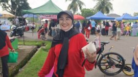 SUARA HATI LANSIA: Yulia Erlinda Yahya (tengah), salah satu peserta Senam LLI saat memberikan keterangan tegas kepada tintamerah.co di Lapangan Sanggar Pramuka Gelora November Pendopo, Minggu (7/6/2026). Ia menyentil kehadiran istri Bupati PALI yang hanya datang sekali dan berharap pemerintah daerah memberikan dukungan nyata berupa fasilitas kesehatan serta apresiasi berkala bagi komunitas lansia yang telah 5 tahun mandiri tanpa bantuan. (Foto: Dok/tintamerah.co)