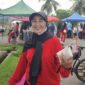 SUARA HATI LANSIA: Yulia Erlinda Yahya (tengah), salah satu peserta Senam LLI saat memberikan keterangan tegas kepada tintamerah.co di Lapangan Sanggar Pramuka Gelora November Pendopo, Minggu (7/6/2026). Ia menyentil kehadiran istri Bupati PALI yang hanya datang sekali dan berharap pemerintah daerah memberikan dukungan nyata berupa fasilitas kesehatan serta apresiasi berkala bagi komunitas lansia yang telah 5 tahun mandiri tanpa bantuan. (Foto: Dok/tintamerah.co)