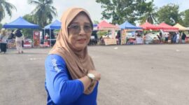 Wakil Instruktur Senam LLI PALI, Eva Odie Mononutu, saat memberikan keterangan tajam kepada awak media tintamerah.co di Lapangan Sanggar Pramuka Gelora November Pertamina Pendopo, Talang Ubi, Minggu (7/6/2026). Dirinya menyentil keras ketidakhadiran anggota DPRD beserta istri pejabat PALI yang dinilai hanya datang saat butuh suara pemilu, padahal kelompok senam lansia tersebut sudah lima tahun berjuang mandiri tanpa fasilitas dan bantuan pemerintah di tengah geliat ekonomi program Sunday Morning. (Foto: Dok/tintamerah.co)