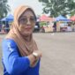 Wakil Instruktur Senam LLI PALI, Eva Odie Mononutu, saat memberikan keterangan tajam kepada awak media tintamerah.co di Lapangan Sanggar Pramuka Gelora November Pertamina Pendopo, Talang Ubi, Minggu (7/6/2026). Dirinya menyentil keras ketidakhadiran anggota DPRD beserta istri pejabat PALI yang dinilai hanya datang saat butuh suara pemilu, padahal kelompok senam lansia tersebut sudah lima tahun berjuang mandiri tanpa fasilitas dan bantuan pemerintah di tengah geliat ekonomi program Sunday Morning. (Foto: Dok/tintamerah.co)