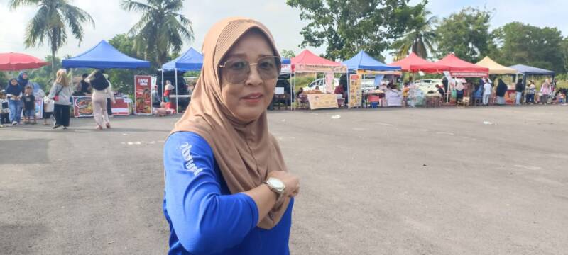 Wakil Instruktur Senam LLI PALI, Eva Odie Mononutu, saat memberikan keterangan tajam kepada awak media tintamerah.co di Lapangan Sanggar Pramuka Gelora November Pertamina Pendopo, Talang Ubi, Minggu (7/6/2026). Dirinya menyentil keras ketidakhadiran anggota DPRD beserta istri pejabat PALI yang dinilai hanya datang saat butuh suara pemilu, padahal kelompok senam lansia tersebut sudah lima tahun berjuang mandiri tanpa fasilitas dan bantuan pemerintah di tengah geliat ekonomi program Sunday Morning. (Foto: Dok/tintamerah.co)