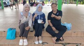 Mahasiswi Akuntansi Universitas IBA Palembang asal Desa Lubuk Tampui, Jessie Widia Yanti (tengah), didampingi rekannya saat mewawancarai dan melakukan pengambilan data kuesioner skripsi berbasis digital kepada pelaku usaha serta Kepala Dinas Koperasi dan UKM Kabupaten PALI, Raden Abdurrohman (kanan), di kawasan kuliner Sunday Morning Lapangan Sanggar Pramuka Gelora November Pertamina Pendopo, Talang Ubi, Minggu (7/6/2026). Riset ini fokus mengkaji literasi keuangan dan pemanfaatan teknologi informasi demi mendorong akuntabilitas laporan keuangan UMKM lokal. (Foto: Dok/tintamerah.co)