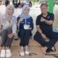 Mahasiswi Akuntansi Universitas IBA Palembang asal Desa Lubuk Tampui, Jessie Widia Yanti (tengah), didampingi rekannya saat mewawancarai dan melakukan pengambilan data kuesioner skripsi berbasis digital kepada pelaku usaha serta Kepala Dinas Koperasi dan UKM Kabupaten PALI, Raden Abdurrohman (kanan), di kawasan kuliner Sunday Morning Lapangan Sanggar Pramuka Gelora November Pertamina Pendopo, Talang Ubi, Minggu (7/6/2026). Riset ini fokus mengkaji literasi keuangan dan pemanfaatan teknologi informasi demi mendorong akuntabilitas laporan keuangan UMKM lokal. (Foto: Dok/tintamerah.co)