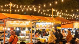 Suasana pasar kuliner malam dalam foto ilustrasi AI. Pemerintah Kabupaten PALI melalui Dinas Koperasi dan UKM tengah mematangkan konsep 