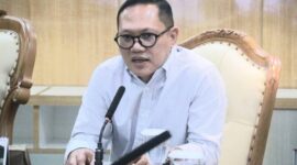 TEGAS DAN EMPATI: Wakil Ketua DPRD PALI, Firdaus Hasbullah, saat memberikan keterangan resmi terkait kelangkaan dan lonjakan harga gas elpiji 3 kg. DPRD PALI berkomitmen memanggil Dinas Perindagkop dan pangkalan resmi minggu depan guna membongkar mafia gas yang mencekik masyarakat kecil dan pelaku UMKM di Bumi Serepat Serasan. (Foto: Dok/FH)