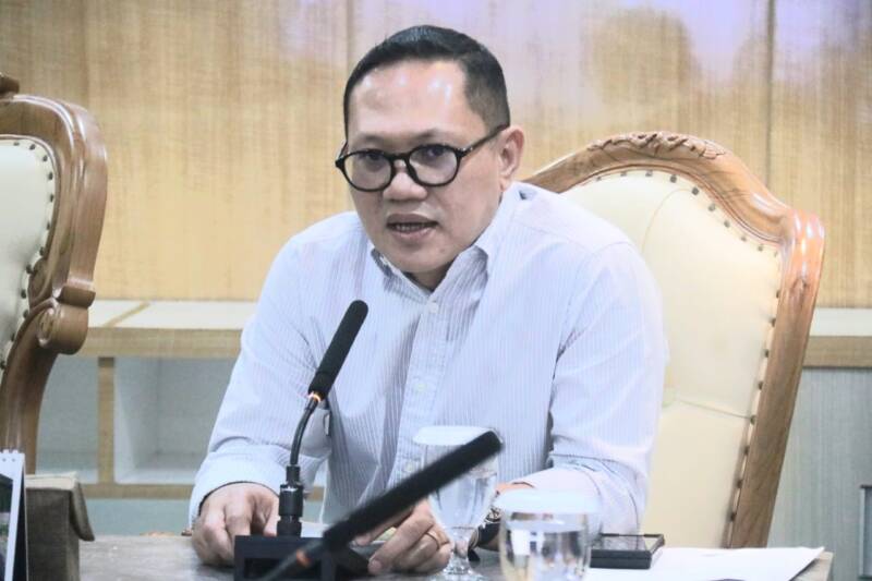 TEGAS DAN EMPATI: Wakil Ketua DPRD PALI, Firdaus Hasbullah, saat memberikan keterangan resmi terkait kelangkaan dan lonjakan harga gas elpiji 3 kg. DPRD PALI berkomitmen memanggil Dinas Perindagkop dan pangkalan resmi minggu depan guna membongkar mafia gas yang mencekik masyarakat kecil dan pelaku UMKM di Bumi Serepat Serasan. (Foto: Dok/FH)