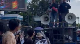Kader PMII Kabupaten PALI, Edo Saputra, saat menyuarakan orasi ilmiah dalam aksi mengawal kebijakan publik di tengah masyarakat, menegaskan komitmen gerakan mahasiswa untuk memberantas mafia yang merugikan hajat hidup petani kecil. (Foto: Dok/PMII PALI)