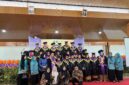 Kepala DPPKB Kabupaten PALI beserta jajaran pengurus TP PKK berfoto bersama para wisudawan dan wisudawati dalam prosesi kelulusan Sekolah Lansia. Program unggulan ini merupakan langkah taktis DPPKB PALI untuk mewujudkan kelompok lanjut usia yang tetap produktif, aktif, bahagia, dan mandiri di masa tua. (Foto: Dok/ DPPKB PALI)