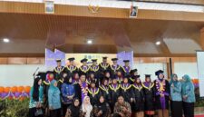 Kepala DPPKB Kabupaten PALI beserta jajaran pengurus TP PKK berfoto bersama para wisudawan dan wisudawati dalam prosesi kelulusan Sekolah Lansia. Program unggulan ini merupakan langkah taktis DPPKB PALI untuk mewujudkan kelompok lanjut usia yang tetap produktif, aktif, bahagia, dan mandiri di masa tua. (Foto: Dok/ DPPKB PALI)