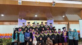 Kepala DPPKB Kabupaten PALI beserta jajaran pengurus TP PKK berfoto bersama para wisudawan dan wisudawati dalam prosesi kelulusan Sekolah Lansia. Program unggulan ini merupakan langkah taktis DPPKB PALI untuk mewujudkan kelompok lanjut usia yang tetap produktif, aktif, bahagia, dan mandiri di masa tua. (Foto: Dok/ DPPKB PALI)