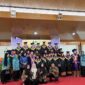 Kepala DPPKB Kabupaten PALI beserta jajaran pengurus TP PKK berfoto bersama para wisudawan dan wisudawati dalam prosesi kelulusan Sekolah Lansia. Program unggulan ini merupakan langkah taktis DPPKB PALI untuk mewujudkan kelompok lanjut usia yang tetap produktif, aktif, bahagia, dan mandiri di masa tua. (Foto: Dok/ DPPKB PALI)
