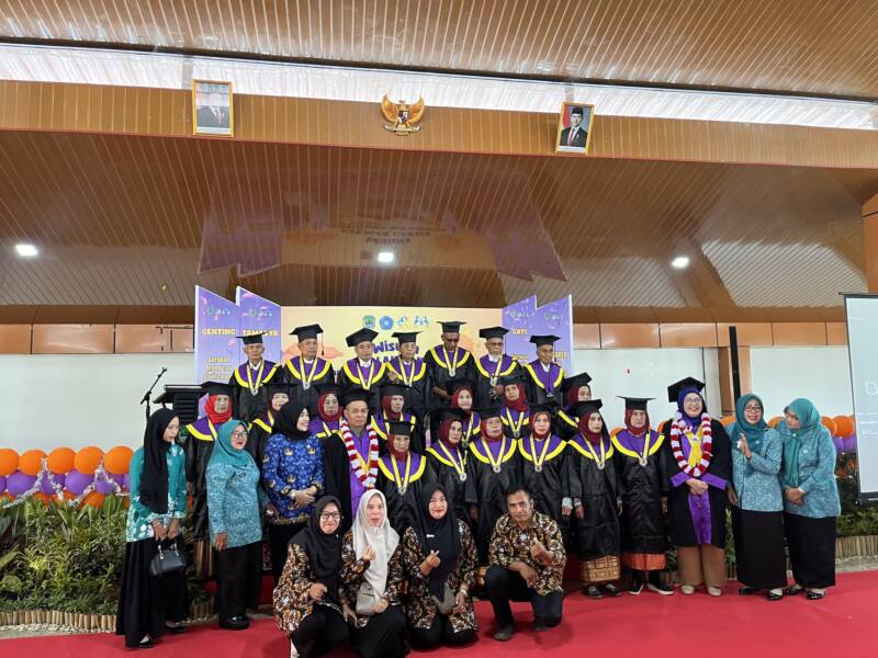 Kepala DPPKB Kabupaten PALI beserta jajaran pengurus TP PKK berfoto bersama para wisudawan dan wisudawati dalam prosesi kelulusan Sekolah Lansia. Program unggulan ini merupakan langkah taktis DPPKB PALI untuk mewujudkan kelompok lanjut usia yang tetap produktif, aktif, bahagia, dan mandiri di masa tua. (Foto: Dok/ DPPKB PALI)