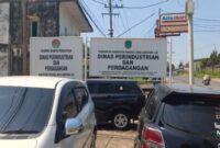 Kepala Bidang Perdagangan Disperindag PALI, Lilis Suryani, saat memberikan klarifikasi tertulis terkait kekosongan pejabat di kantornya saat jadwal wawancara masalah kelangkaan elpiji bersubsidi. Disperindag berdalih sedang dinas luar di provinsi, sementara jeritan warga terkait harga gas yang mencekik terus meluas tanpa solusi konkret. (Foto: Dok/ej@)  