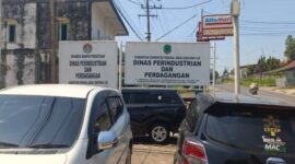 Kepala Bidang Perdagangan Disperindag PALI, Lilis Suryani, saat memberikan klarifikasi tertulis terkait kekosongan pejabat di kantornya saat jadwal wawancara masalah kelangkaan elpiji bersubsidi. Disperindag berdalih sedang dinas luar di provinsi, sementara jeritan warga terkait harga gas yang mencekik terus meluas tanpa solusi konkret. (Foto: Dok/ej@)  