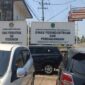 Kepala Bidang Perdagangan Disperindag PALI, Lilis Suryani, saat memberikan klarifikasi tertulis terkait kekosongan pejabat di kantornya saat jadwal wawancara masalah kelangkaan elpiji bersubsidi. Disperindag berdalih sedang dinas luar di provinsi, sementara jeritan warga terkait harga gas yang mencekik terus meluas tanpa solusi konkret. (Foto: Dok/ej@)  