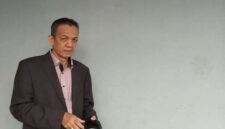 Tokoh Masyarakat Tanah Abang, Muktar Jayadi, buka suara secara berani, tajam, dan tanpa kompromi kepada tintamerah.co pada Kamis (11/6/2026). Dirinya mengutuk keras pembiaran berjemaah yang dilakukan Pemkab, DPRD, Disperindag, dan Aparat Penegak Hukum atas meroketnya harga gas melon bersubsidi tiga kilogram yang menembus angka tiga puluh ribu hingga empat pukul ribu rupiah, sekaligus mendesak Satgas Polri segera menyeret mafia penimbun energi rakyat miskin di Kabupaten PALI. (Foto: Istimewa)