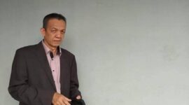 Tokoh Masyarakat Tanah Abang, Muktar Jayadi, buka suara secara berani, tajam, dan tanpa kompromi kepada tintamerah.co pada Kamis (11/6/2026). Dirinya mengutuk keras pembiaran berjemaah yang dilakukan Pemkab, DPRD, Disperindag, dan Aparat Penegak Hukum atas meroketnya harga gas melon bersubsidi tiga kilogram yang menembus angka tiga puluh ribu hingga empat pukul ribu rupiah, sekaligus mendesak Satgas Polri segera menyeret mafia penimbun energi rakyat miskin di Kabupaten PALI. (Foto: Istimewa)  