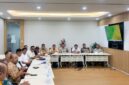 Bupati PALI Asgianto bersama Kepala Dinas Lingkungan Hidup PALI Aryansyah saat memimpin rapat koordinasi strategis tingkat tinggi bersama jajaran direksi PT Pertamina Hulu Rokan Zona 1 dan Anggota Komisi XII DPR RI di Jakarta. Pertemuan taktis yang berlangsung di tengah riuhnya isu lokal ini berhasil mengeksekusi kerja sama pemanfaatan sumur minyak tidur (idle well) demi mendongkrak PAD Kabupaten PALI hingga ratusan miliar rupiah per tahun. (Foto: Istimewa)