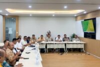 Bupati PALI Asgianto  bersama Kepala Dinas Lingkungan Hidup PALI Aryansyah saat memimpin rapat koordinasi strategis tingkat tinggi bersama jajaran direksi PT Pertamina Hulu Rokan Zona 1 dan Anggota Komisi XII DPR RI di Jakarta. Pertemuan taktis yang berlangsung di tengah riuhnya isu lokal ini berhasil mengeksekusi kerja sama pemanfaatan sumur minyak tidur (idle well) demi mendongkrak PAD Kabupaten PALI hingga ratusan miliar rupiah per tahun. (Foto: Istimewa)