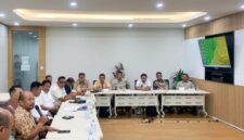 Bupati PALI Asgianto bersama Kepala Dinas Lingkungan Hidup PALI Aryansyah saat memimpin rapat koordinasi strategis tingkat tinggi bersama jajaran direksi PT Pertamina Hulu Rokan Zona 1 dan Anggota Komisi XII DPR RI di Jakarta. Pertemuan taktis yang berlangsung di tengah riuhnya isu lokal ini berhasil mengeksekusi kerja sama pemanfaatan sumur minyak tidur (idle well) demi mendongkrak PAD Kabupaten PALI hingga ratusan miliar rupiah per tahun. (Foto: Istimewa)