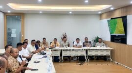 Bupati PALI Asgianto  bersama Kepala Dinas Lingkungan Hidup PALI Aryansyah saat memimpin rapat koordinasi strategis tingkat tinggi bersama jajaran direksi PT Pertamina Hulu Rokan Zona 1 dan Anggota Komisi XII DPR RI di Jakarta. Pertemuan taktis yang berlangsung di tengah riuhnya isu lokal ini berhasil mengeksekusi kerja sama pemanfaatan sumur minyak tidur (idle well) demi mendongkrak PAD Kabupaten PALI hingga ratusan miliar rupiah per tahun. (Foto: Istimewa)